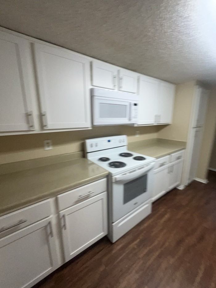 4376 Hulen Cir E - Photo 6 of 7