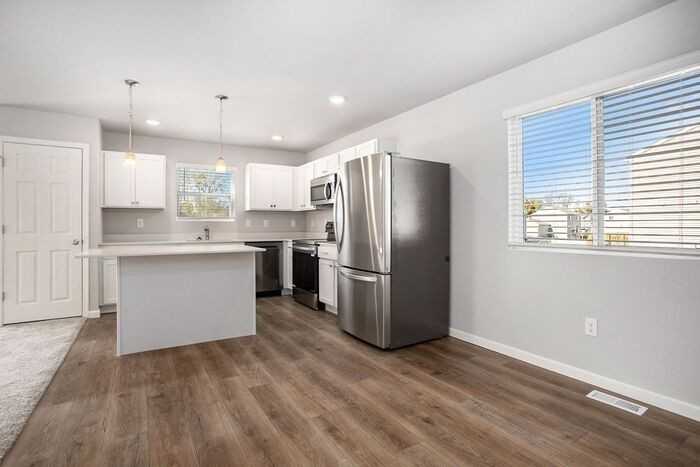 1318 Forest View Dr - Photo 3 of 20