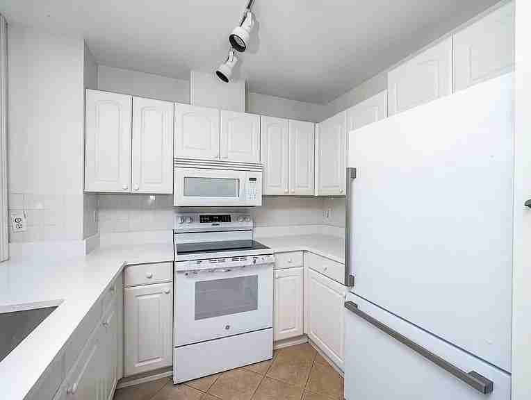 1007 W Franklin St #6 - Photo 4 of 16