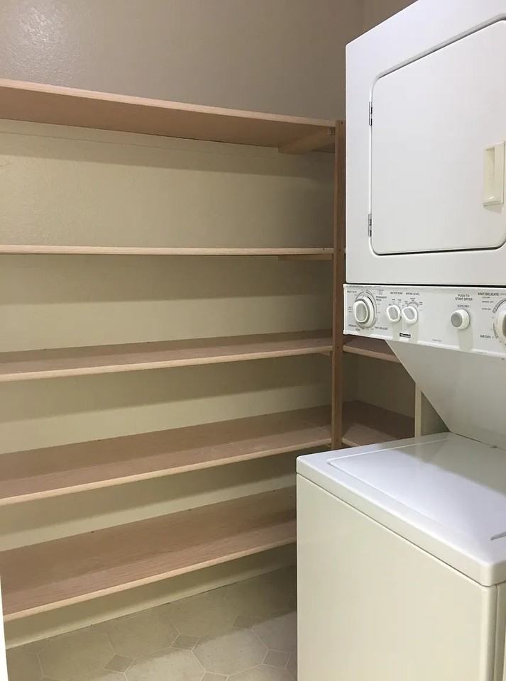 1055 N Capitol Ave #9 - Photo 3 of 9