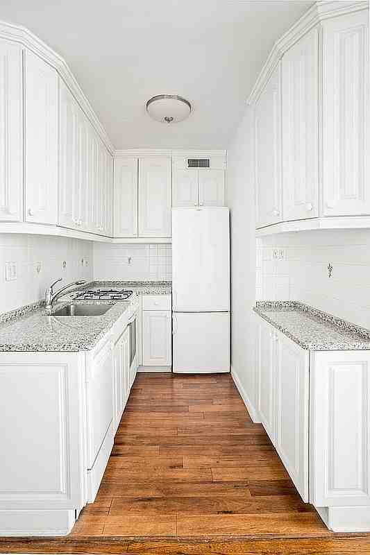 439 E 88th St #2E - Photo 4 of 6