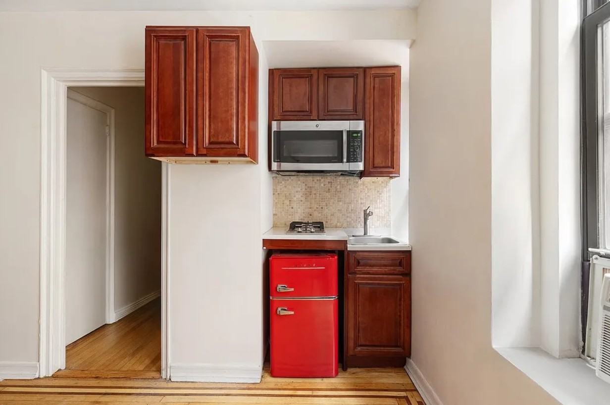 407 7th St - Photo 3 of 6