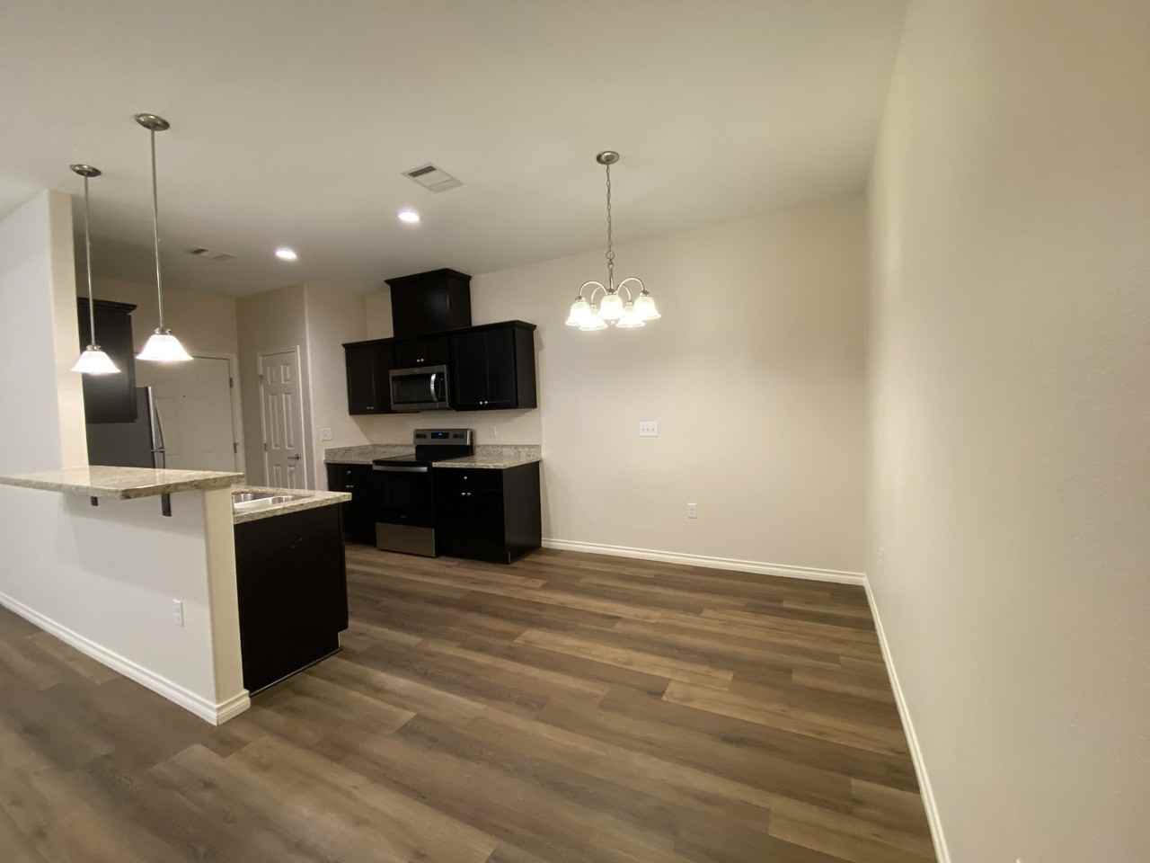 811 Uvalde St - Photo 2 of 11