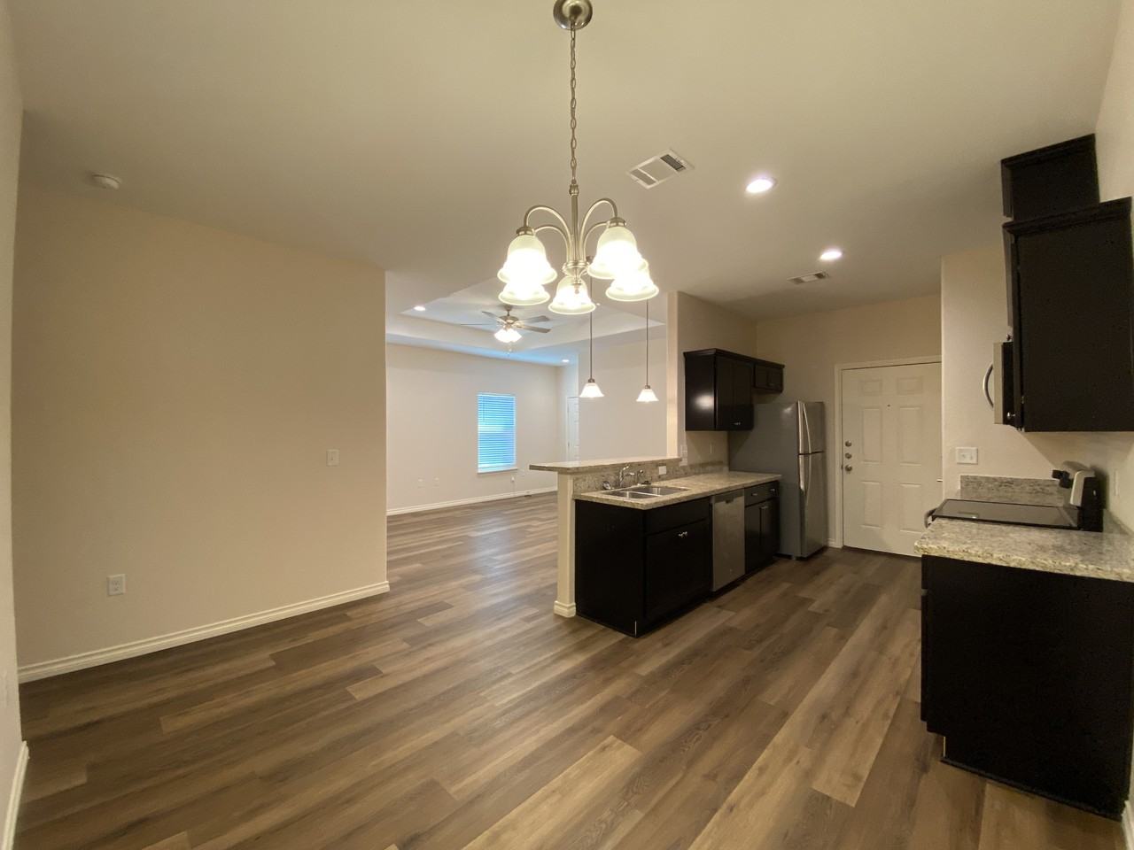 811 Uvalde St - Photo 3 of 11