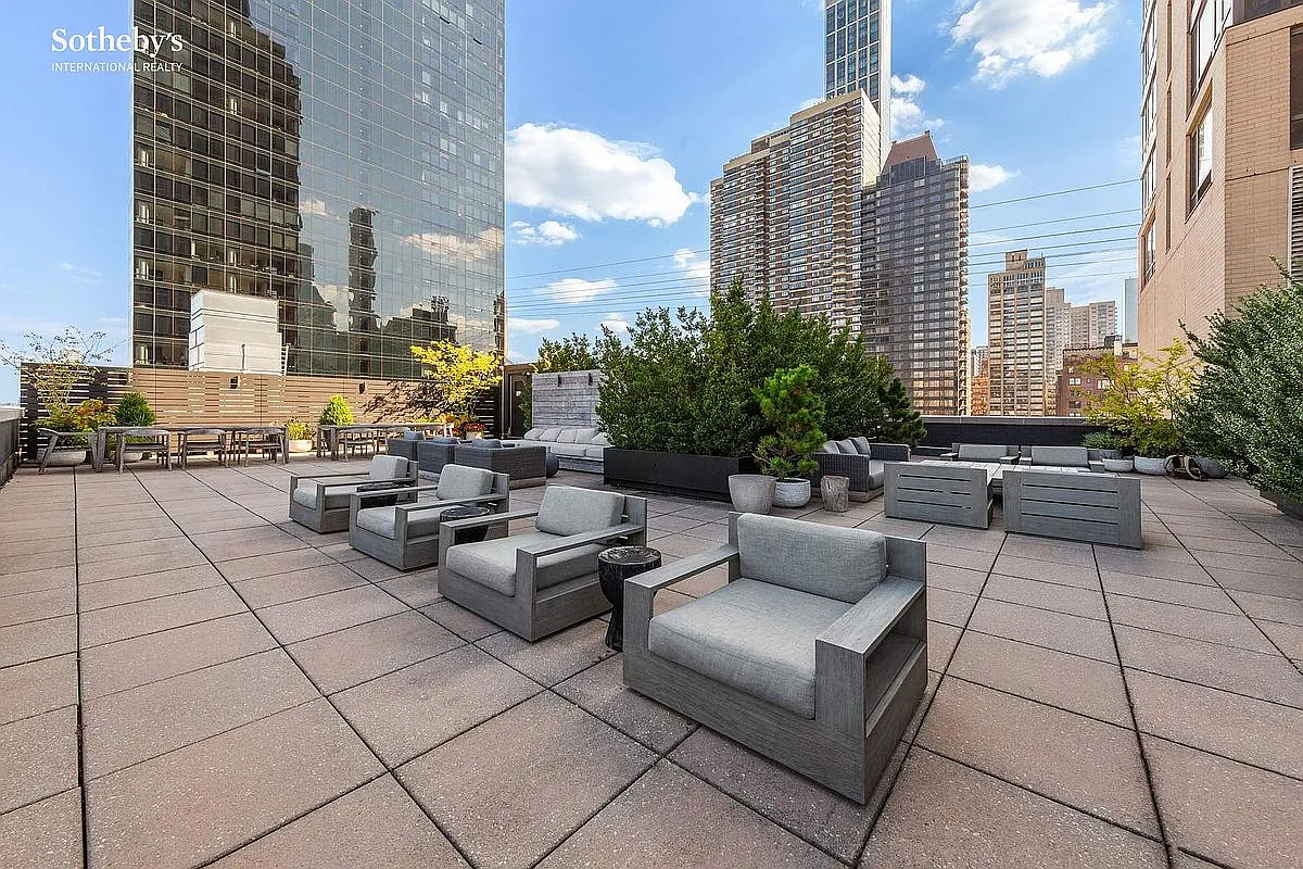 401 E 60th St #4I - Photo 3 of 9