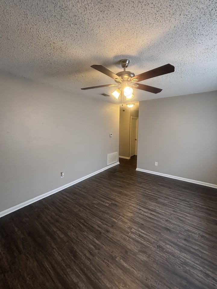 1212 Eastview Dr - Photo 3 of 18