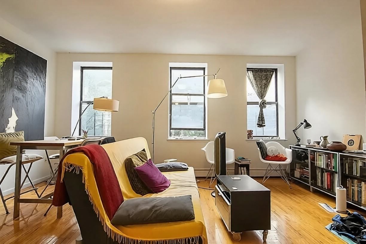 369 Franklin Ave - Photo 3 of 17