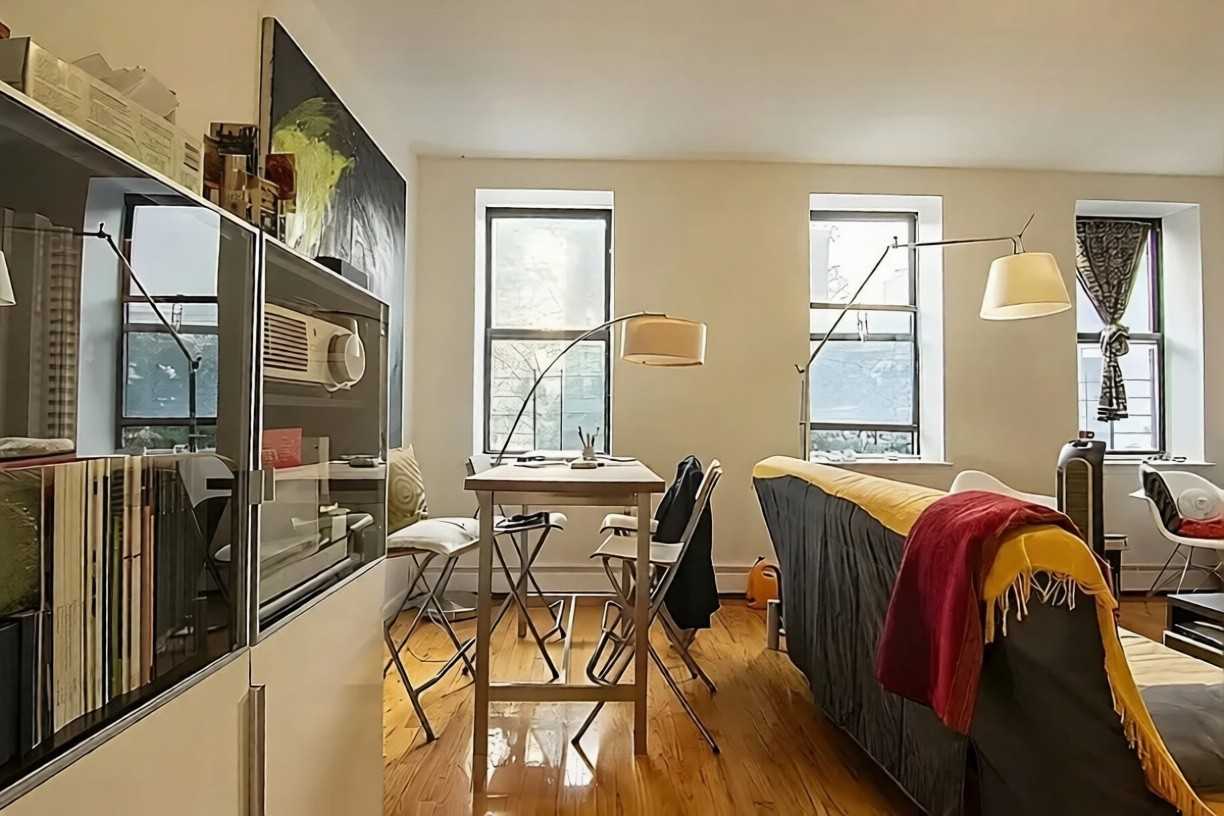 369 Franklin Ave - Photo 4 of 17