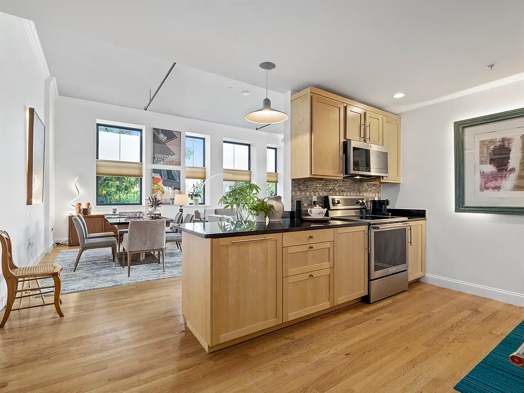 220 Spencer Ave - Photo 3 of 14