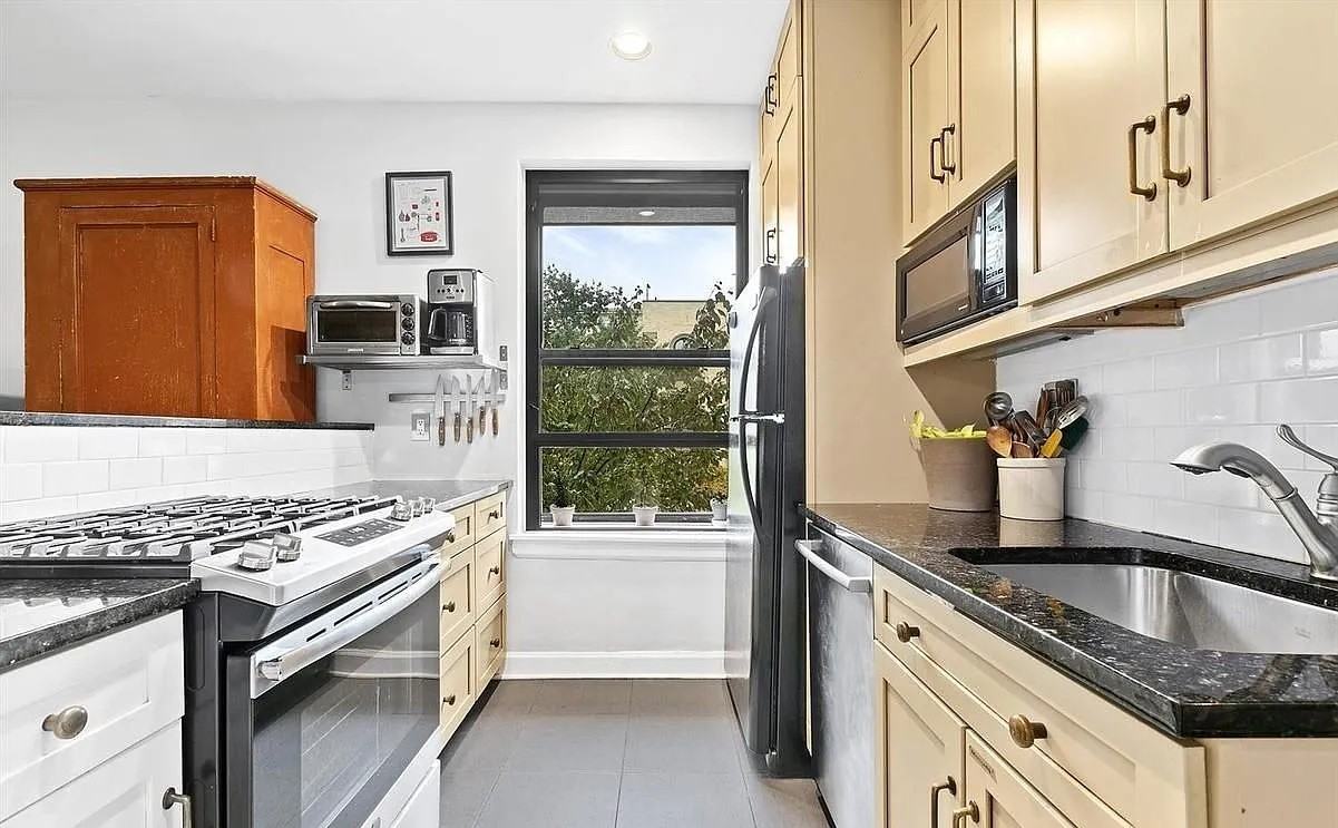 254 Park Pl - Photo 4 of 5