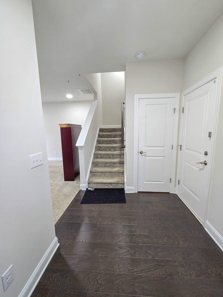 1061 Larabee Ln - Photo 3 of 37