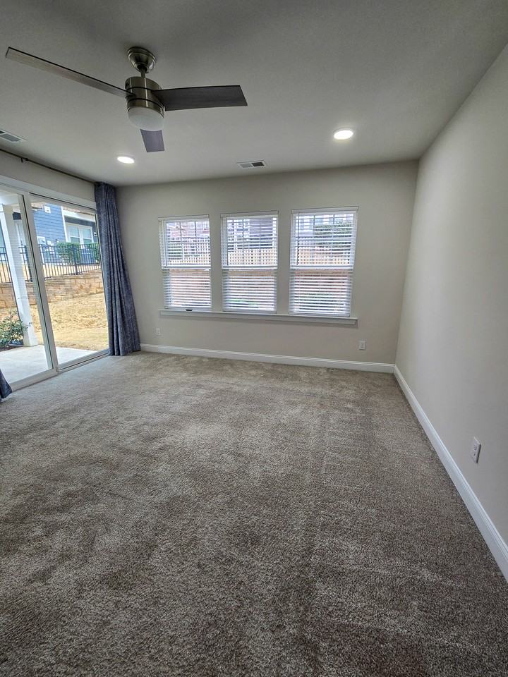 1061 Larabee Ln - Photo 4 of 37