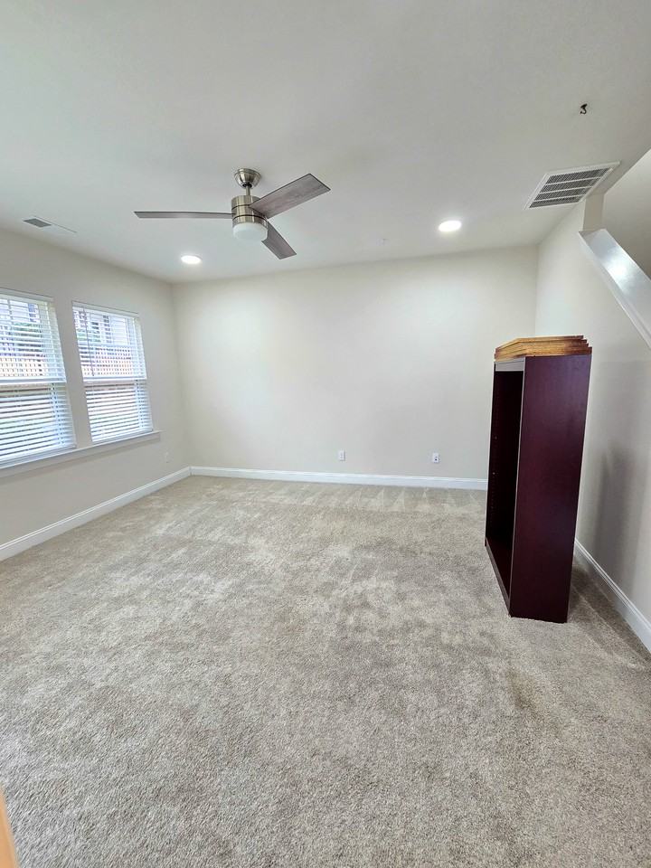 1061 Larabee Ln - Photo 6 of 37