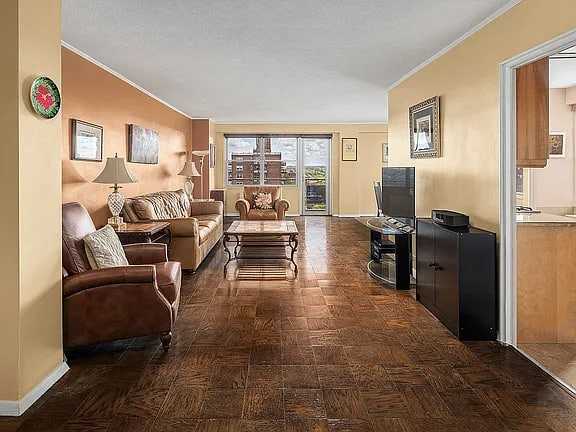 7031 108Th St - Photo 2 of 9