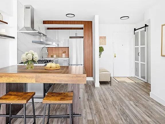 495 E 7Th St - Photo 3 of 5