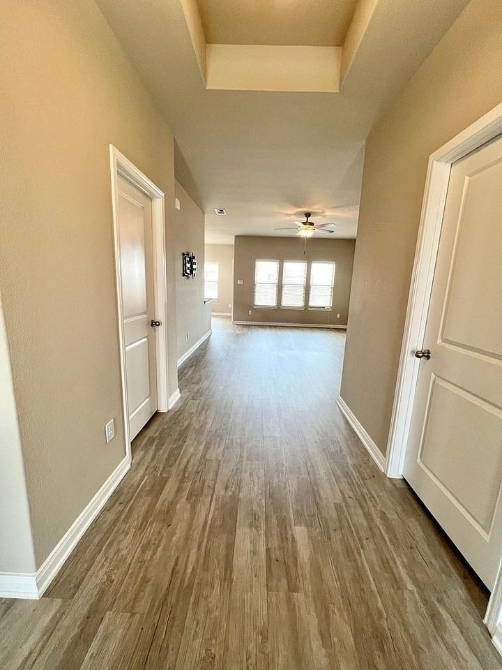 1117 Lakeway Crossing Dr - Photo 3 of 12