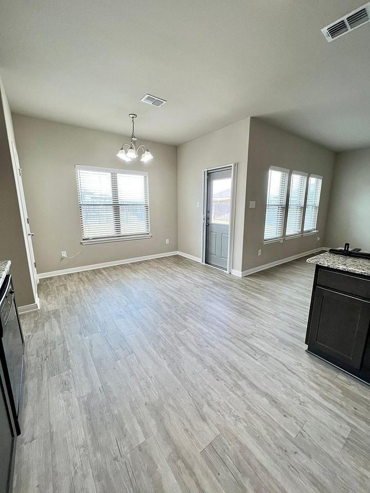 1117 Lakeway Crossing Dr - Photo 4 of 12