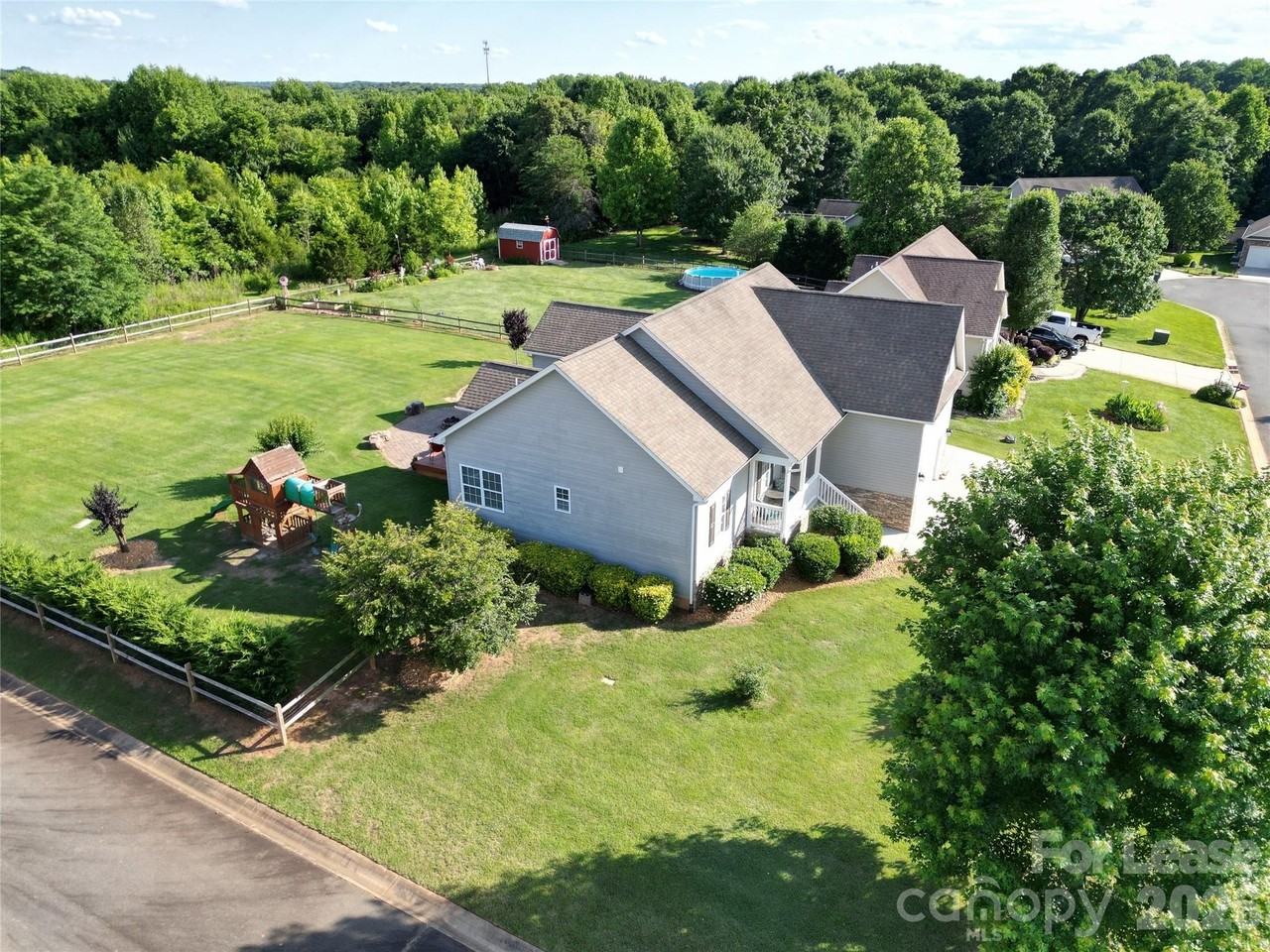 141 Logan Ridge Dr - Photo 3 of 48