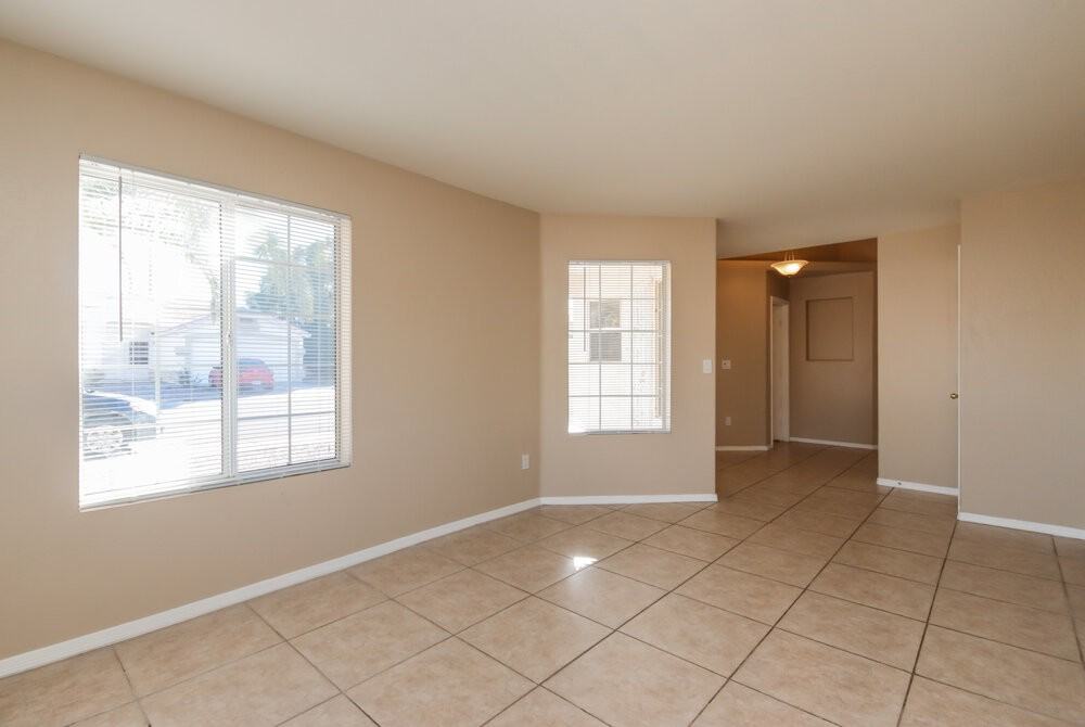 969 E Elgin St - Photo 2 of 15