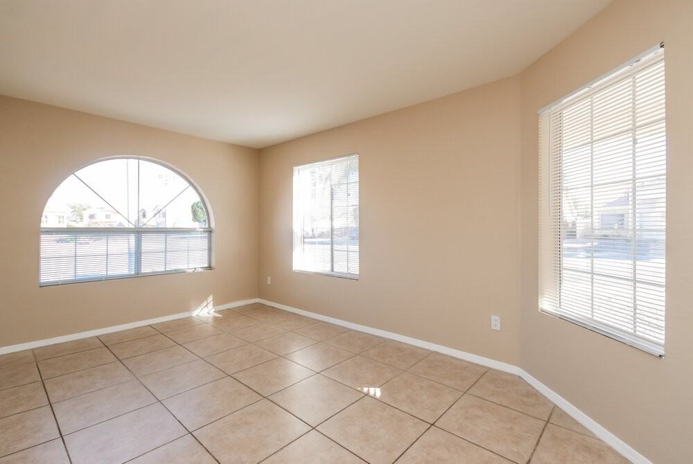 969 E Elgin St - Photo 5 of 15