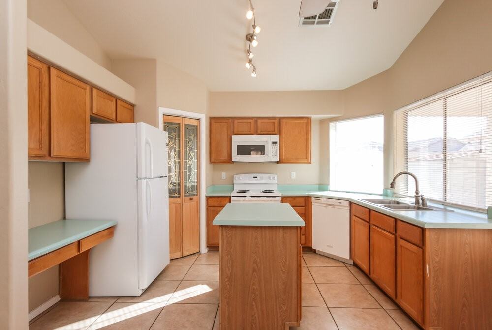 969 E Elgin St - Photo 6 of 15