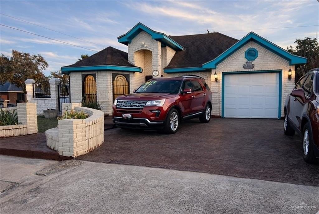 2401 Lucille Ave - Photo 2 of 8