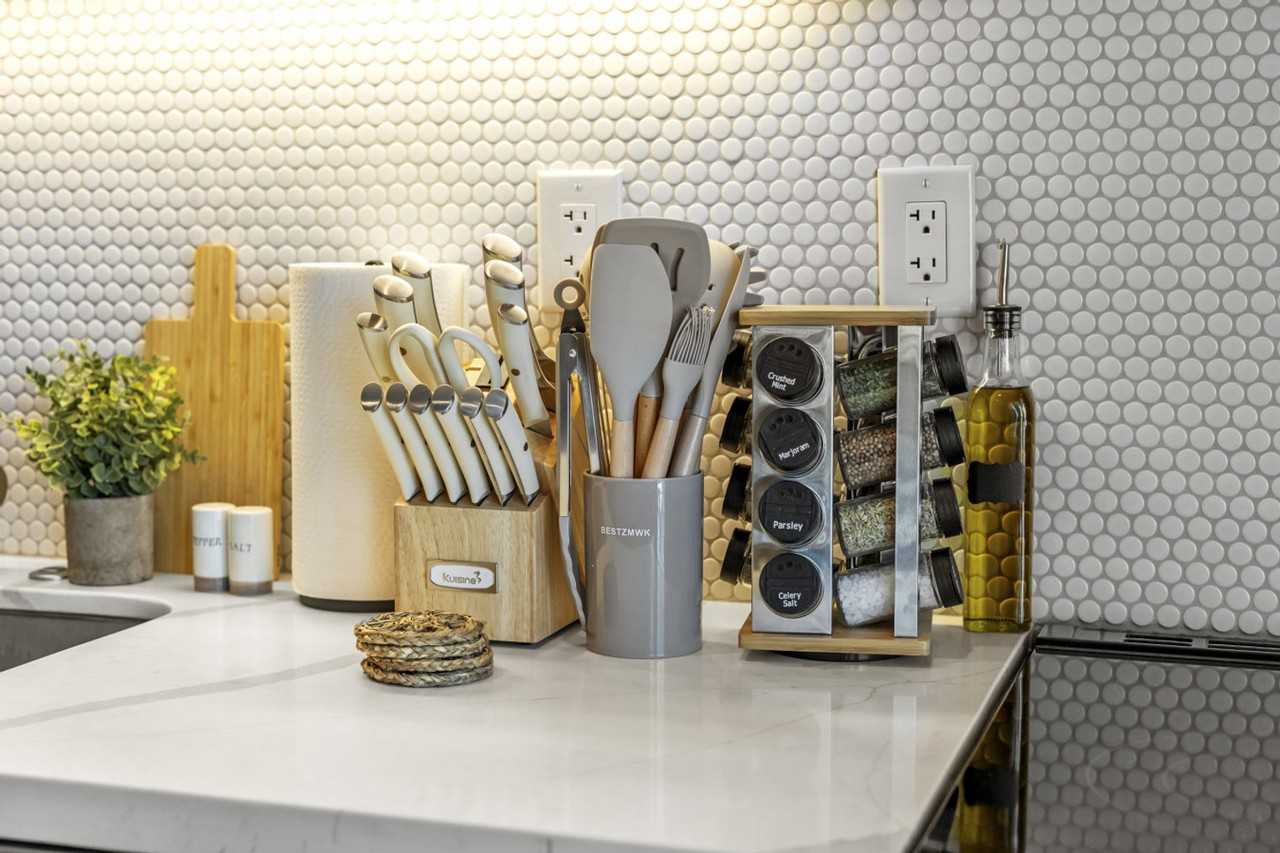 1812 Hickory St #1383538P - Photo 6 of 50