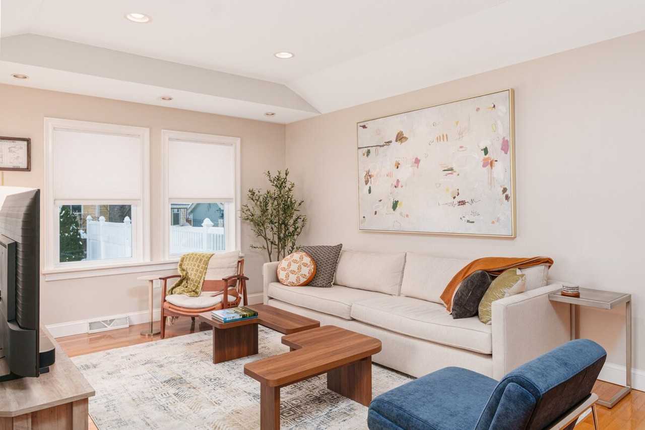 99 W Circular St #1388803P - Photo 5 of 50