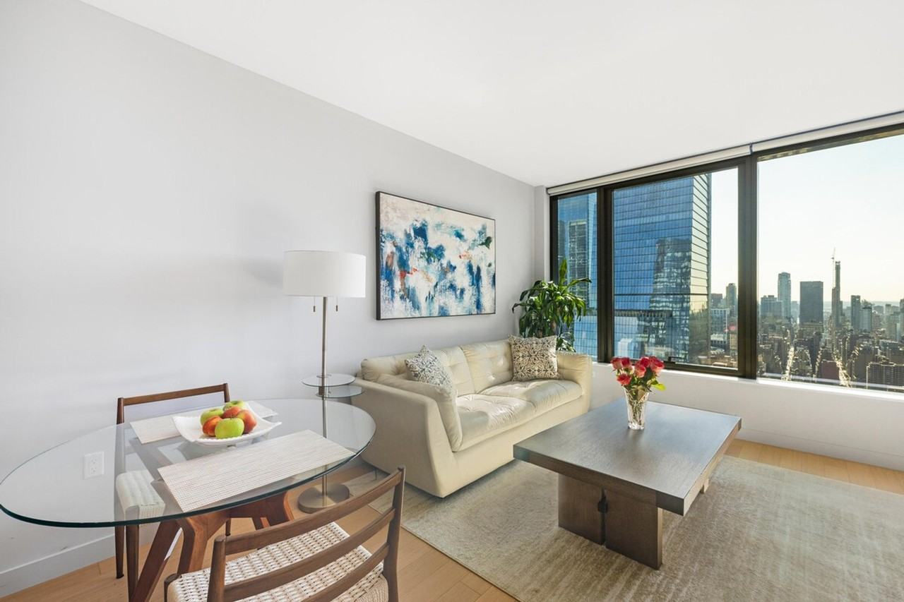 325 W 34th St #1461704P - Photo 2 of 16