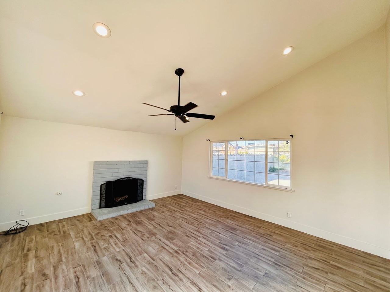 3960 Comb Ct - Photo 3 of 16