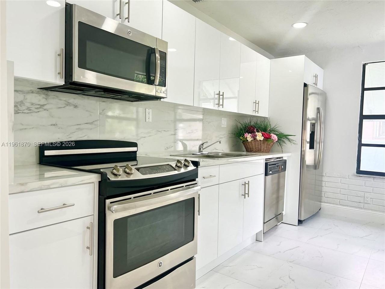 931 Nw 35th Ave - Photo 2 of 16