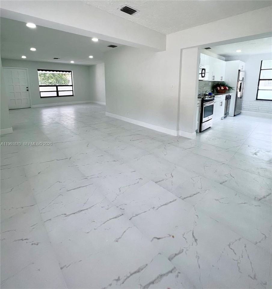 931 Nw 35th Ave - Photo 3 of 16