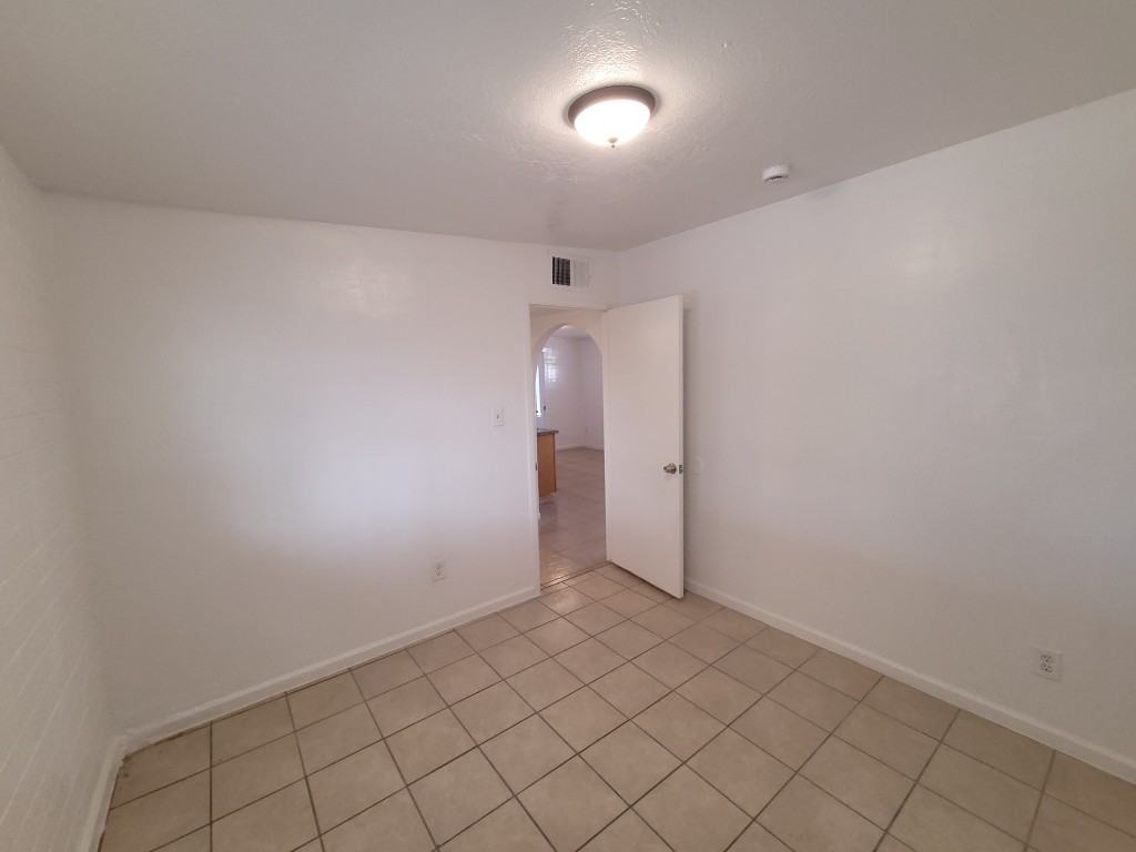 1836 N 38th Ave - Photo 2 of 9