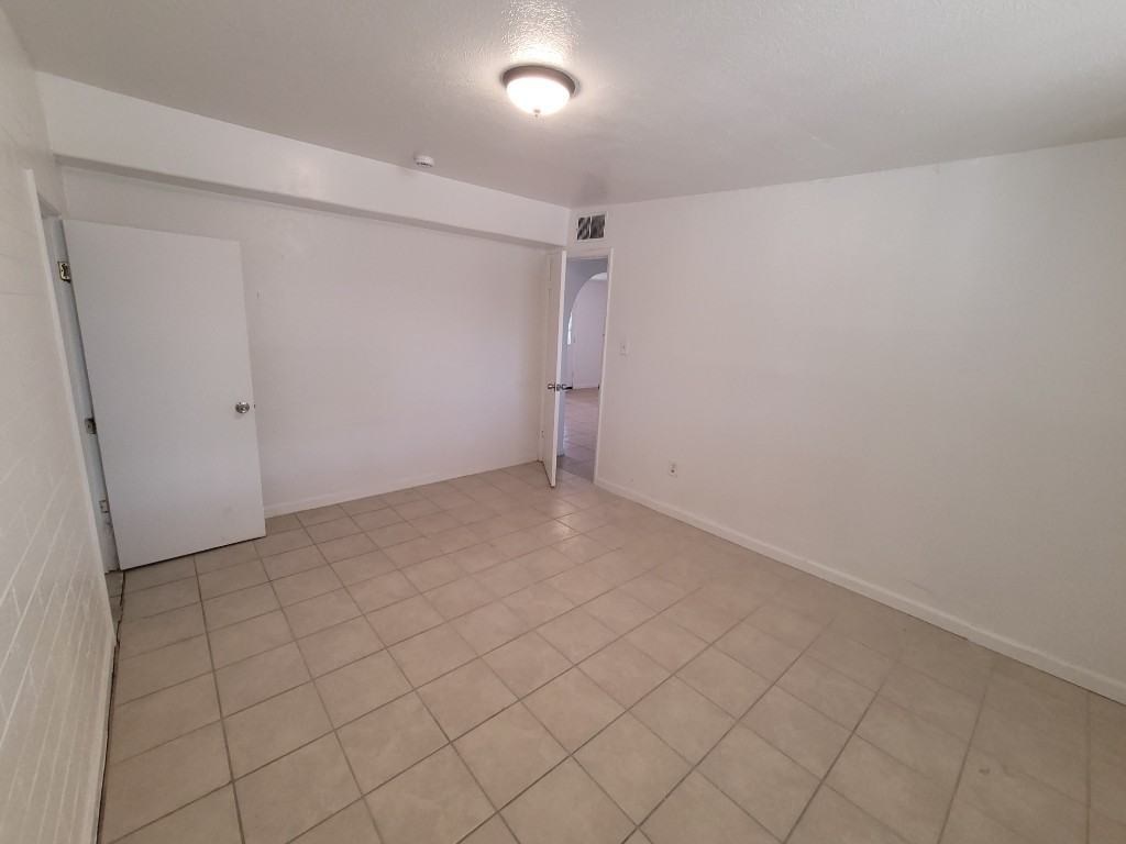 1836 N 38th Ave - Photo 3 of 9