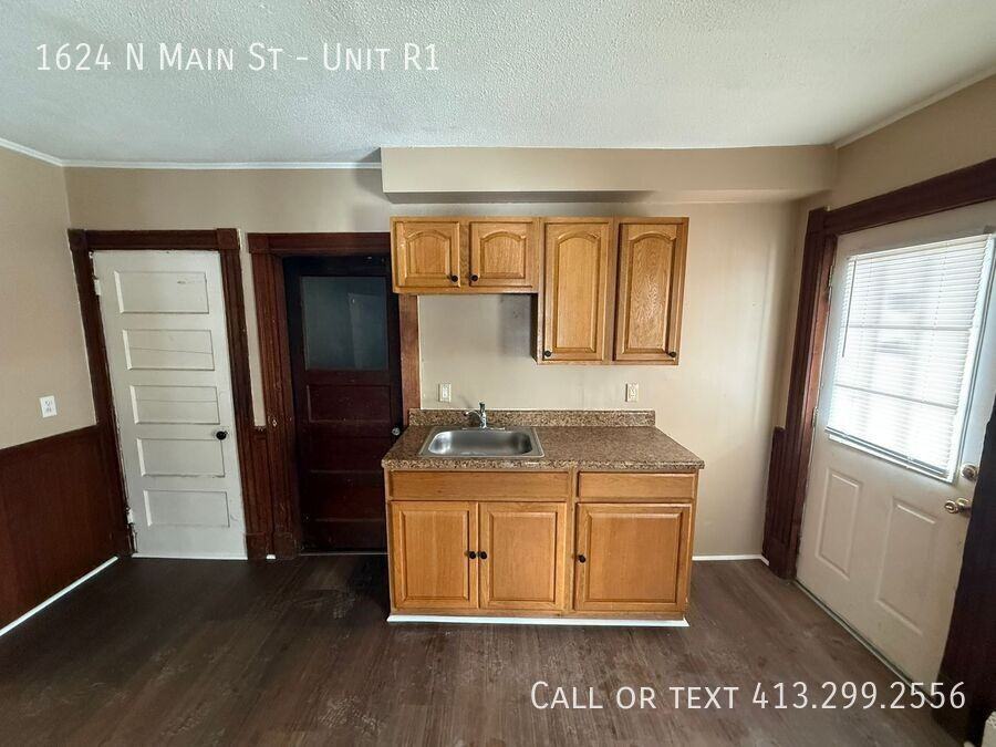 1624 N Main St #R1 - Photo 3 of 13