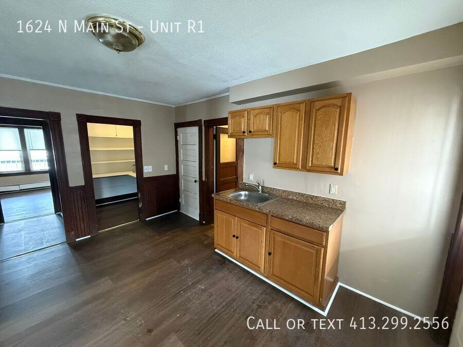 1624 N Main St #R1 - Photo 4 of 13