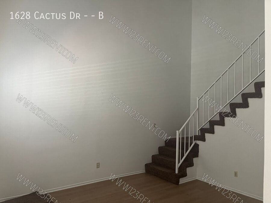 1628 Cactus Dr #B - Photo 3 of 15