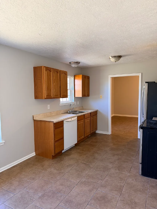 2205 Mustang St - Photo 4 of 10