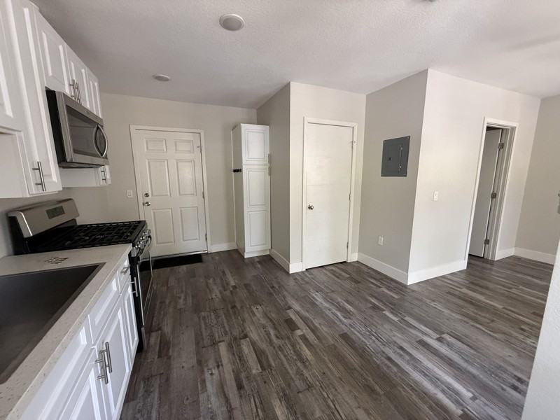 2000 6th St #B - Photo 4 of 15