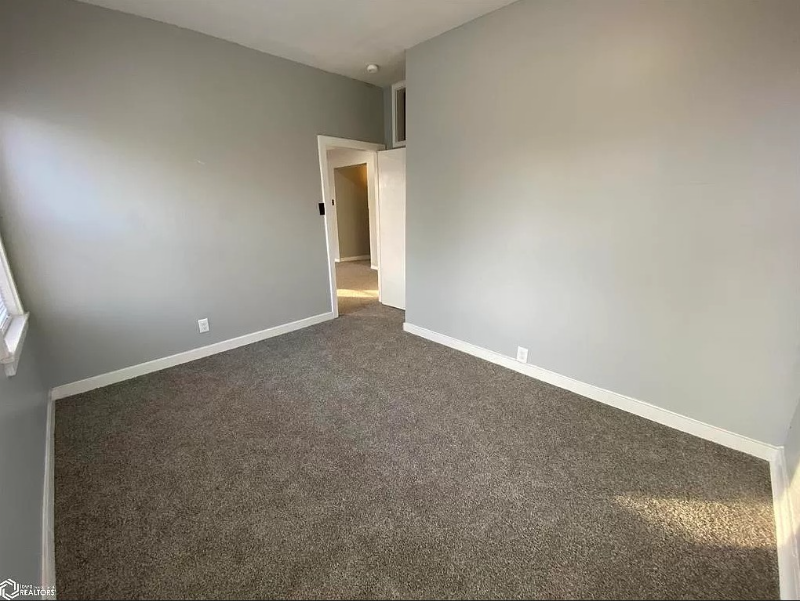 259 S 10th St - Photo 5 of 12