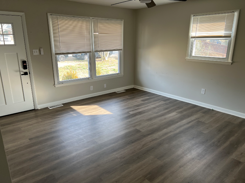 524 Eastway Ave - Photo 4 of 10