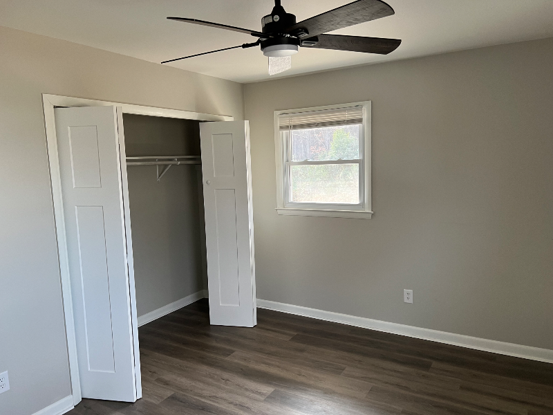 524 Eastway Ave - Photo 7 of 10