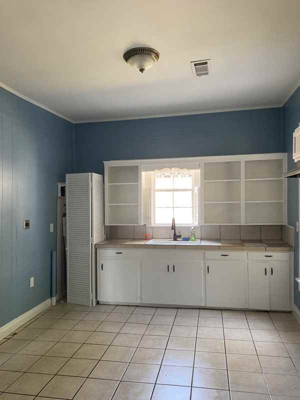 717 Baker St - Photo 2 of 16