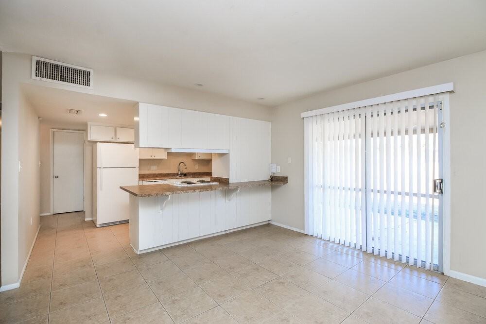 3039 S Kenneth Pl - Photo 4 of 16