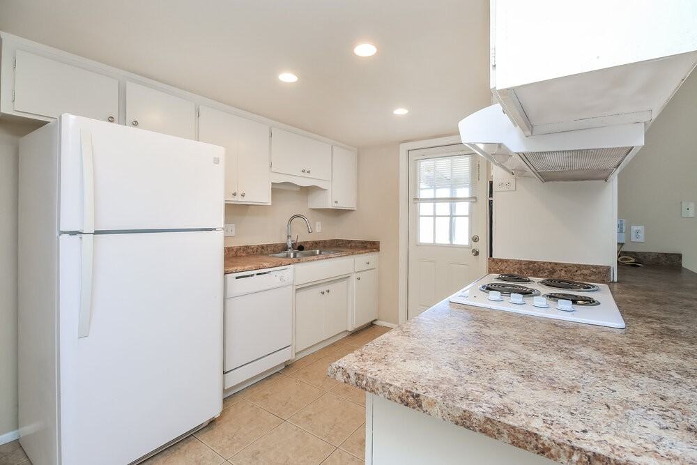 3039 S Kenneth Pl - Photo 5 of 16