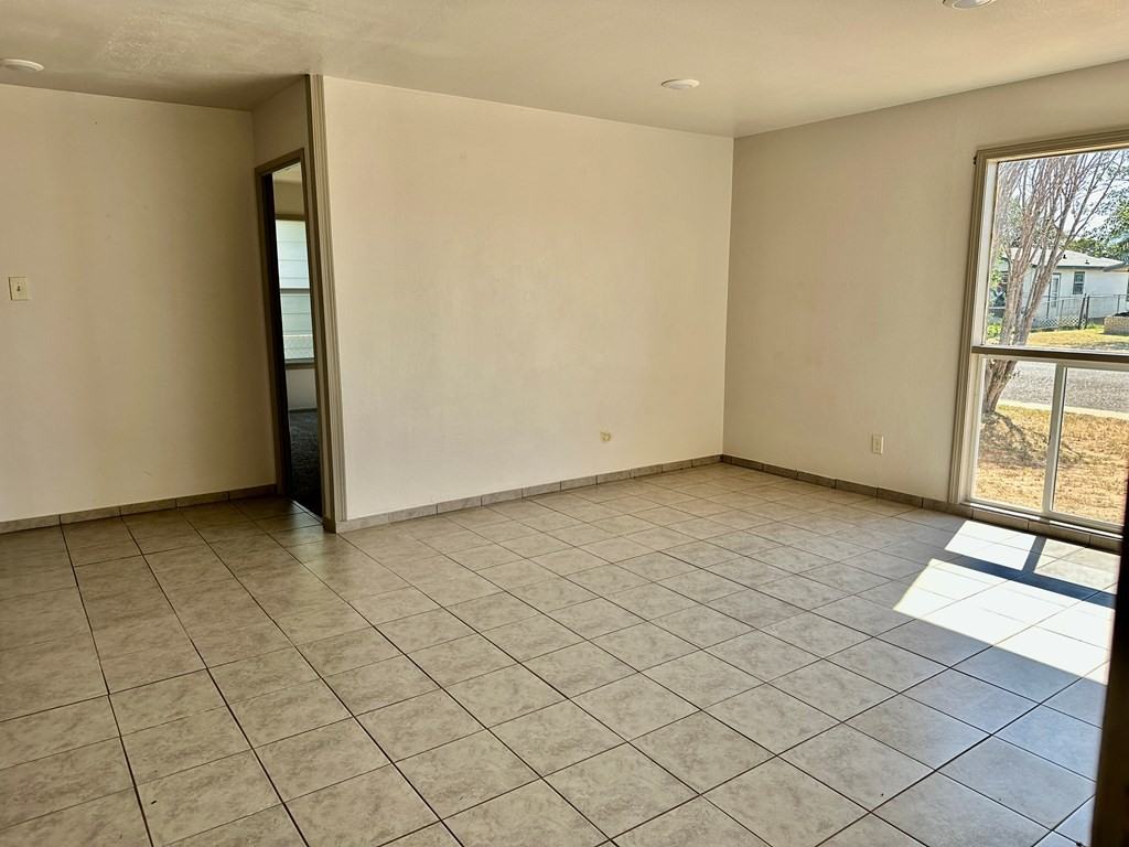 912 W 36th St #NA - Photo 3 of 8