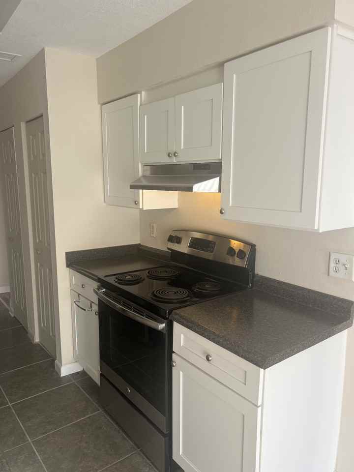 2770 Curry Ford Rd #B - Photo 3 of 13