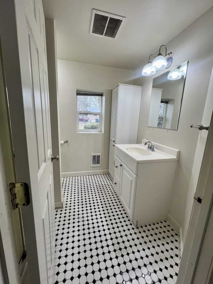 1601 E Coeur D Alene Ave #B - Photo 7 of 11