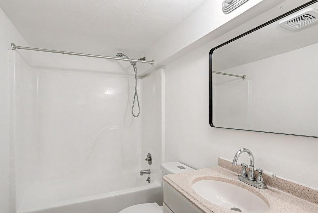 11 N Chestnut St #E - Photo 5 of 8