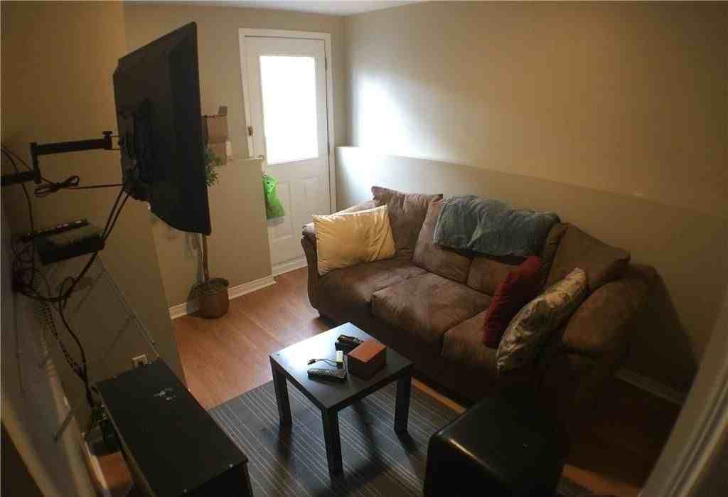 138 Carlton St - Photo 4 of 11